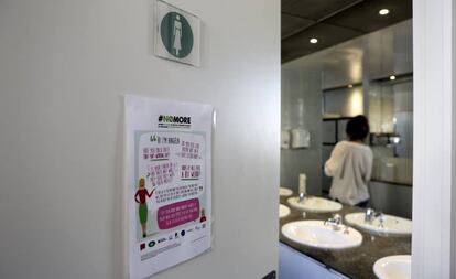 Un cartel de la iniciativa 'Pregunta por Ángela' en la puerta de un baño.