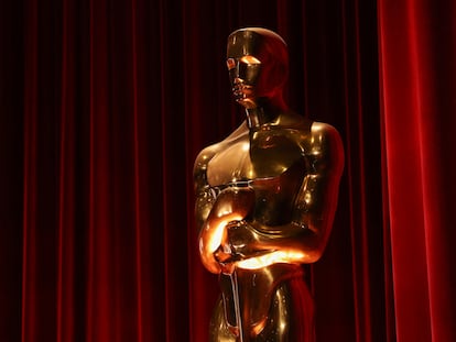 Una versión a escala giggante de la estatuilla de los premios Oscar, en enero de 2023.