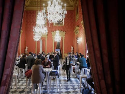 Una reunión entre empresas e inversores en la Llotja de Mar, sede de la Cámara de Comercio de Barcelona.