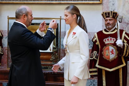 El presidente del Senado, Pedro Rollán, le impone la Medalla del Senado a la princesa Leonor, el 31 de octubre de 2023.