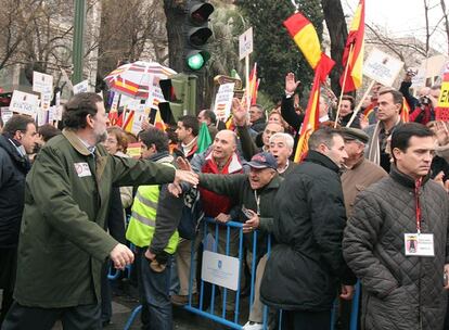 El PP se movilizó para superar la manifestación del 13 de enero. El presidente del PP, Mariano Rajoy saludó a los asistentes congregados en Madrid. Rajoy deckarñi al comienzo de la misma que su partido estará "detrás" del Gobierno en materia antiterrorista si "rectifica, cambia su política" y rechaza la negociación con ETA