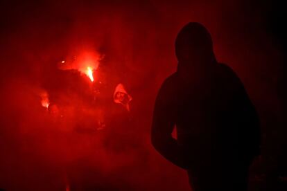 Aficionados del Besiktas encienden bengalas antes del partido de vuelta de las semifinales de la Liga Europa entre Besiktas y Lyon, en Estambul, Turquía.