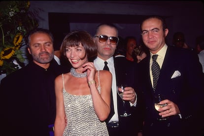 Anna Wintour en 1990 entre Gianni Versace, Karl Lagerfeld y Christian Lacroix.