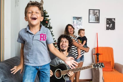 Pipe com a família, que colocou serviços a venda, como aulas de violão, para arrecadar verba para a escola.