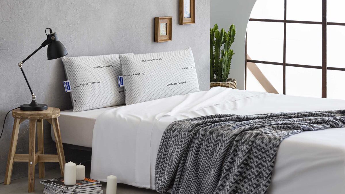 Vista frontal de una cama que incluye un 'pack' de almohadas viscoelásticas de carbono.
