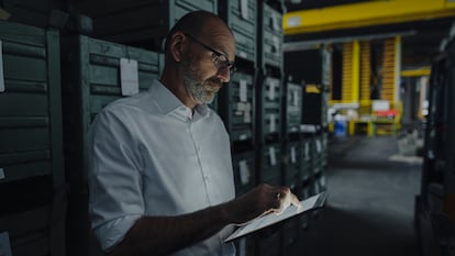 Trabajador revisando el 'stock' de su almacén en una tableta digital.