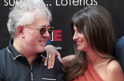 Penélope Cruz y Pedro Almodóvar se miran sonrientes en la inauguración del Paseo de la Fama de Madrid, en la calle Martín de los Heros.