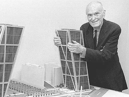 Philip Johnson, en 1996, con la maqueta de su obra, las torres KIO (Madrid).