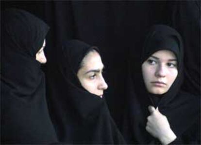Tres mujeres chiítas iraníes observan la celebración de la muerte de Husein, nieto de Mahoma, en el bazar de Teherán.