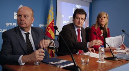 Los consejeros M&aacute;ximo Buch, Jos&eacute; Ciscar y Asunci&oacute;n S&aacute;nchez Zaplana, en la rueda de prensa tras el pleno del Consell.