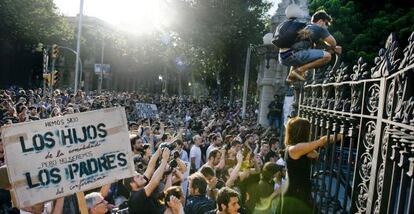 Miles de indignados, ante el Parlamento catal&aacute;n en junio de 2011.
