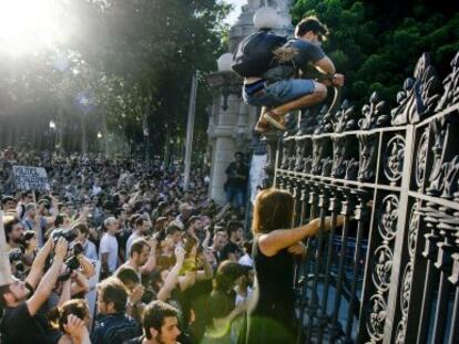 Miles de indignados, ante el Parlamento catalán en junio de 2011.