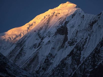 Un pico de la cordillera del Himalaya en Nepal.