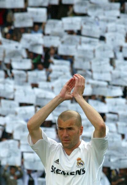 Un mosaico formado por 82.000 cartulinas ha recibido al jugador francs en su ltimo partido con el Real Madrid en el Santiago Bernabu.