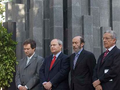 Jordi Hereu, José Montilla, Alfredo Pérez Rubalcaba y Santos Santamaría, junto al monumento en recuerdo a las víctimas de Hipercor.