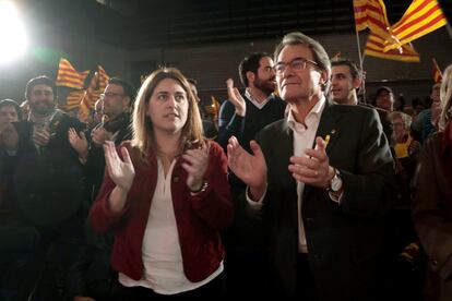 L'expresident de la Generalitat de Catalunya Artur Mas i la coordinadora general del PDeCAT, Marta Pascal, durant l'acte electoral de Junts per Catalunya, a Barcelona.