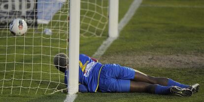 El jugador de Costa de Marfíl Koné observa como entra la pelota en la portería