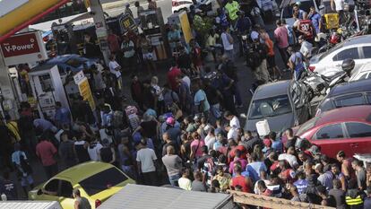 Fila em um dos poucos postos que ainda tinham combustíveis nesta segunda-feira no Rio de Janeiro