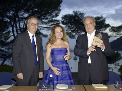 El escritor Enrique Vila-Matas (derecha) junto a Sim&oacute;n Pedro Barcel&oacute; (izquierda) y Marta Buadas, en Formentor, (Mallorca), durante la entrega del Premio Formentor de las Letras 2014.