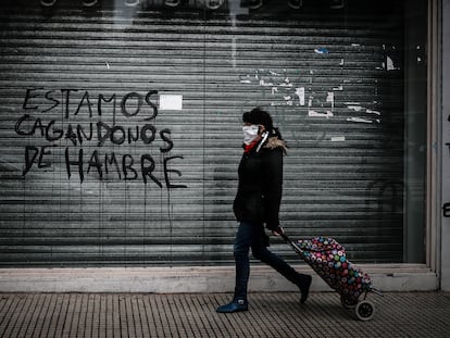 Transeunte em frente a um estabelecimento comercial fechado por causa da pandemia em Buenos Aires, em julho passado.