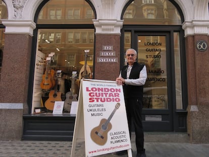 Juan Teijeiro, en la puerta de The London Guitar Studio, tienda situada en Duke Street.