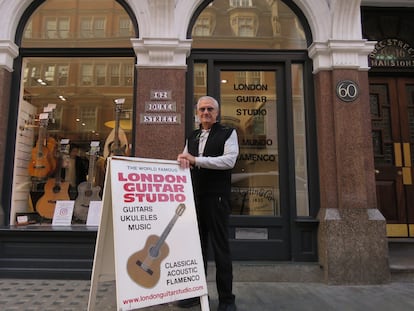 Juan Teijeiro, en la puerta de The London Guitar Studio, tienda situada en Duke Street.