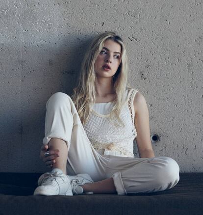 Anaïs Gallagher posa para ICON vestida de Pull & Bear, marca de la que es imagen.