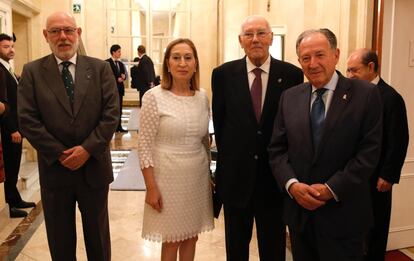 El fiscal general del Estado, José Manuel Maza; Ana Pastor, presidenta del Congreso de los Diputados; el exministro José Manuel Romay Beccaria, presidente del Consejo de Estado, y el general Félix Sanz Roldán, director del CNI, en el desayuno informativo del Forum Europa en Madrid.
