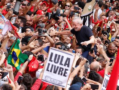 O ex-presidente Lula é carregado por apoiadores em São Bernardo do Campo, no dia 9 de novembro.