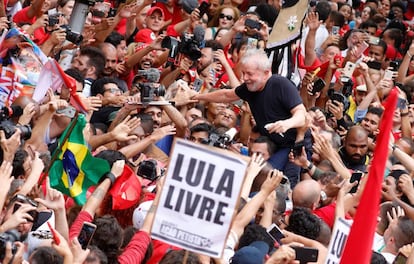 O ex-presidente Lula é carregado por apoiadores em São Bernardo do Campo, no dia 9 de novembro.