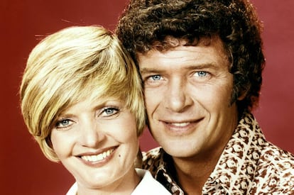 Robert Reed y su esposa en la serie 'La tribu de los Brady', Florence Henderson, en una imagen promocional de la serie tomada en 1974.