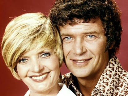 Robert Reed y su esposa en la serie 'La tribu de los Brady', Florence Henderson, en una imagen promocional de la serie tomada en 1974.