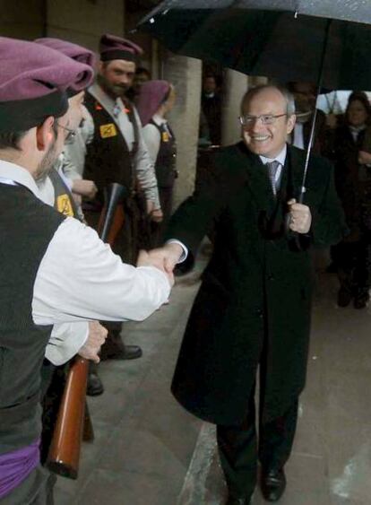 El presidente del Gobierno catalán, José Montilla, ha inaugurado hoy en Cervera (Lleida) una exposición con motivo del 650 aniversario de la creación de la Generalitat. En un recorrido por las calles de la localidad ha saludado a un grupo de 'trabucaires'.