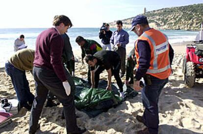 Miembros de Protección Civil rescatan uno de los cadáveres hallados ayer en Tarifa.