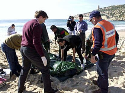 Miembros de Protección Civil rescatan uno de los cadáveres hallados ayer en Tarifa.