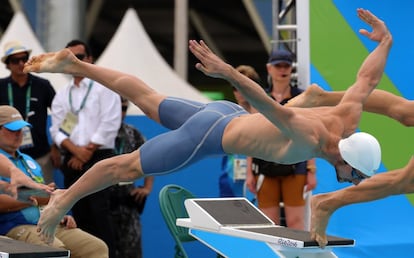 El deportista Valentin Prades, de Francia, en un momento del salto en la prueba de pentatlón moderno.