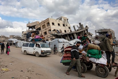 Palestinos desplazados, con sus pertenencias, se dirigen al centro de la ciudad de Gaza, este jueves.