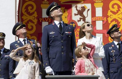 2 de mayo de 2014. Los Príncipes de Asturias con sus hijas, Leonor y Sofía, presiden los actos conmemorativos del 25 aniversario de la XLI promoción de tenientes de la Academia General del Aire, en Murcia.
