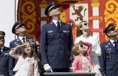 2 de mayo de 2014. Los Príncipes de Asturias con sus hijas, Leonor y Sofía, presiden los actos conmemorativos del 25 aniversario de la XLI promoción de tenientes de la Academia General del Aire, en Murcia.