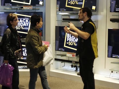 Clientes en la Fnac de Barcelona, el año pasado.