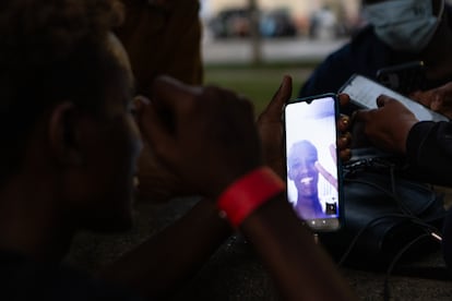 Un familiar de uno de los migrantes somalíes que llegaron en patera a Palma, se alegra al poder comunicarse con sus seres queridos, tras varios días sin poder hacerlo.