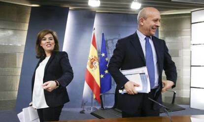 La vicepresidenta del Gobierno Soraya Sáenz de Santamaría y el ministro de Cultura Educación y Deporte José Ignacio Wert, en la rueda de prensa posterior al Consejo de Ministros del viernes.
