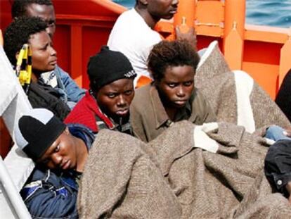Un grupo de inmigrantes detenidos cuando alcanzaban las costas de Tarifa.