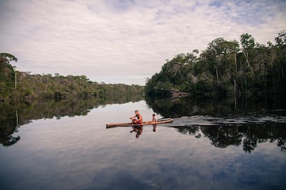 Padre e hijo en una remota aldea indígena del norte del Amazonas, en Brasil. 