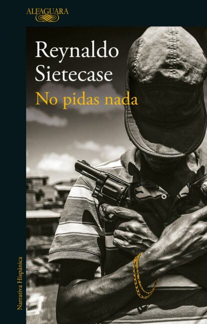 ¿Por qué alguien que mató decide quitarse la vida? ¿O en realidad no quería y alguien lo empujó a tomar esa decisión? La noticia de varios suicidios de represores de la última dictadura argentina (1976-1983) dio pie a 'No pidas nada', la última novela policial del periodista y escritor Reynaldo Sietecase (Rosario, 1961). El protagonista, Luca Gentili, comienza una investigación periodística en Buenos Aires sobre estas muertes y viaja a Río de Janeiro tras los pasos de dos exmilitares prófugos. De forma paralela, un conocido abogado porteño investiga al general Martín Belziuk, acusado de asesinar a los padres de una diputada argentina. Ambas historias se entrelazan para dejar al descubierto una trama de complicidades siniestras tejida entre los dos países vecinos que se mantiene tras la caída de los regímenes que impusieron el terror en los años 70. / MAR CENTENERA.