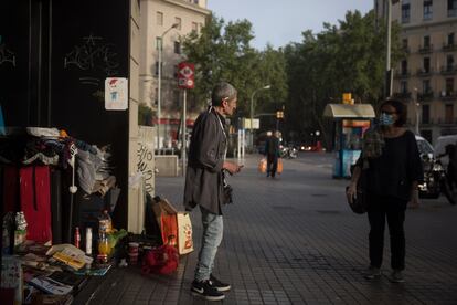 Jesús, que vive en la ronda de Sant Antoni, habla con las voluntarias de Arrels.