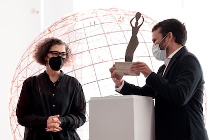 Mona Hatoum recibe de manos del consejero de Cultura, Vicent Marzà, el Premio Internacional Julio González 2020.