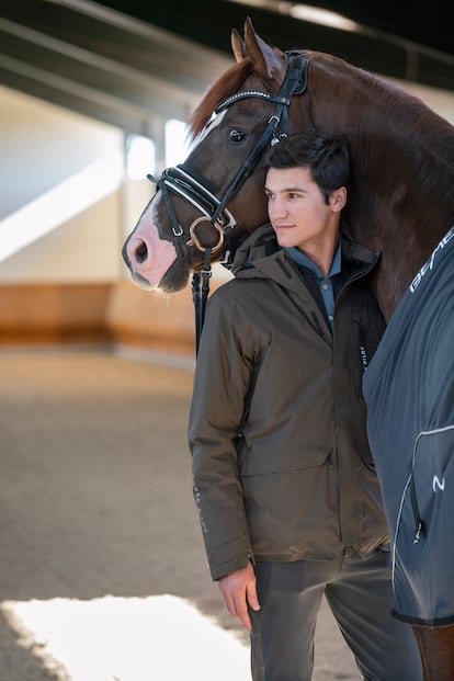 Juan Matute junto a su caballo 'Zuriel'.