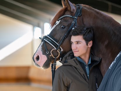 Juan Matute junto a su caballo 'Zuriel'.