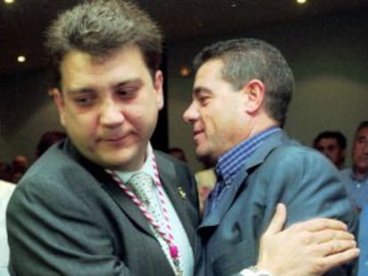 El actual alcalde de Ponferrada, Carlos López Riesco (izq) , se despide de su antecesor, Ismael Alvarez, cuando este dimitió en 2002.